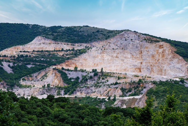 La cantera natural se encuentra cerca de la carretera con el telón de fondo de las montañas Ródope y las colinas con bosques y vegetación montañosa