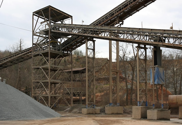 Cantera de piedra con cintas transportadoras de silos y montones de piedras