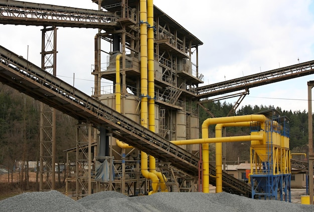 Foto cantera de piedra con cintas transportadoras de silos y montones de piedras