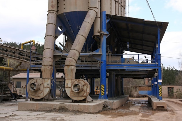 Cantera de piedra con silos