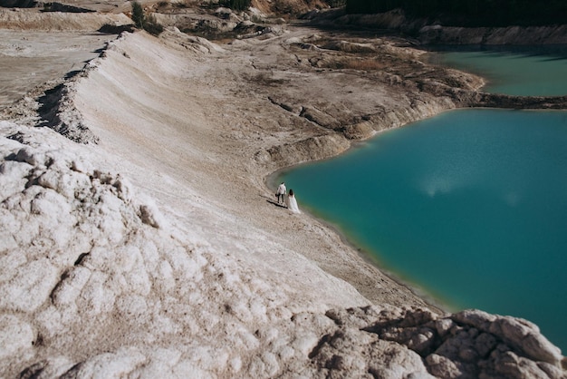 Cantera y playa dorada con hermosas aguas azul turquesa Pareja de novios caminando Ucrania