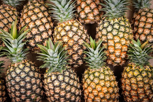 Cantidad de piña fresca en el mercado como fondo