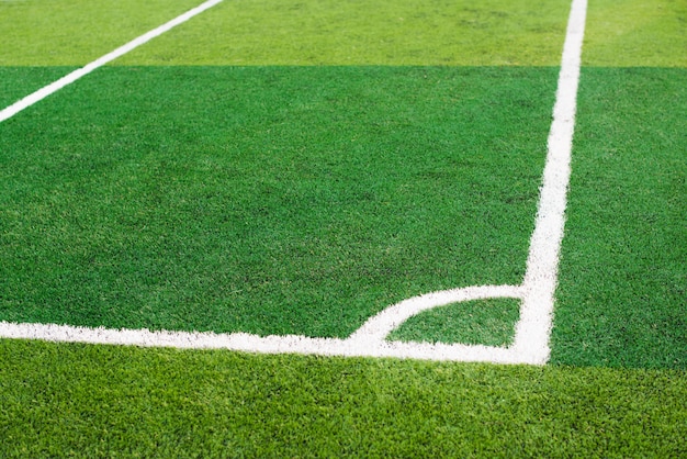 Foto canto da linha branca no campo de futebol verde