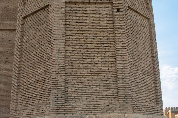 Canto da parede de tijolos de um edifício antigo