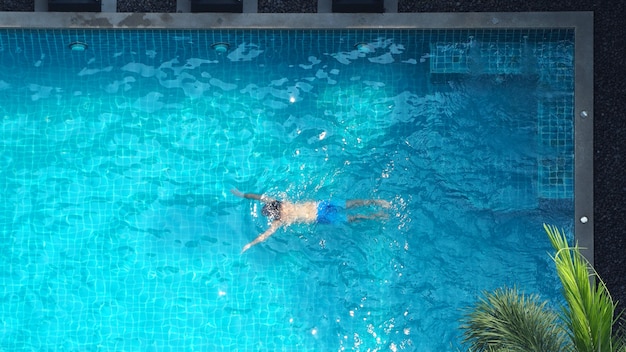 Canto de fluxo de água na vista superior da piscina e pessoas se divertindo juntas no dia de férias de verão