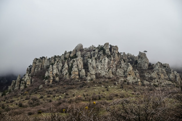 Foto canto rocoso escénico en montañas en primavera