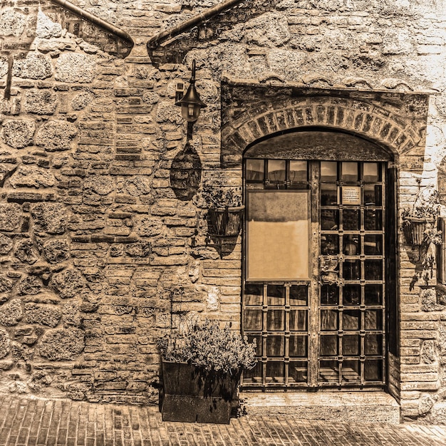 Foto canto rústico em san gimignano em tom sépia itália