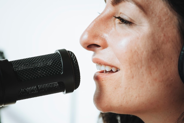 Cantora cantando ao vivo em um estúdio