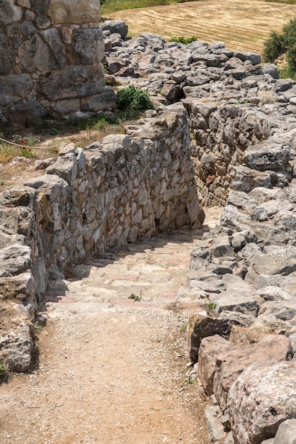 Cantos rodados masivos forman las paredes de la fortaleza y el palacio de Tiryns en Grecia