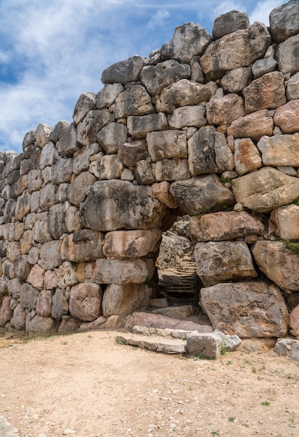 Cantos rodados masivos forman las paredes de la fortaleza y el palacio de Tiryns en Grecia