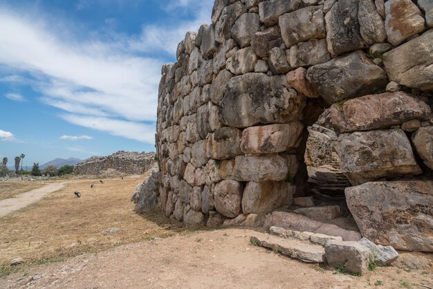 Cantos rodados masivos forman las paredes de la fortaleza y el palacio de Tiryns en Grecia