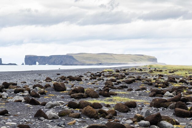 Cantos rodados en la playa negra de Reynisfjara en Islandia