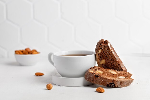 Cantucci de chocolate italiano con almendras y avellanas Galletas Biscotti con nueces y taza de té