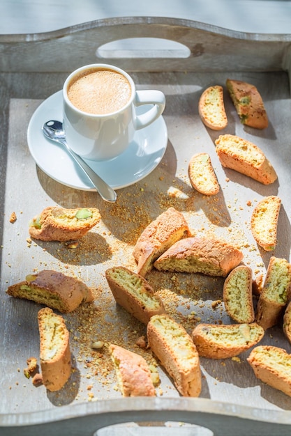 Cantucci italiano com café expresso em dia ensolarado