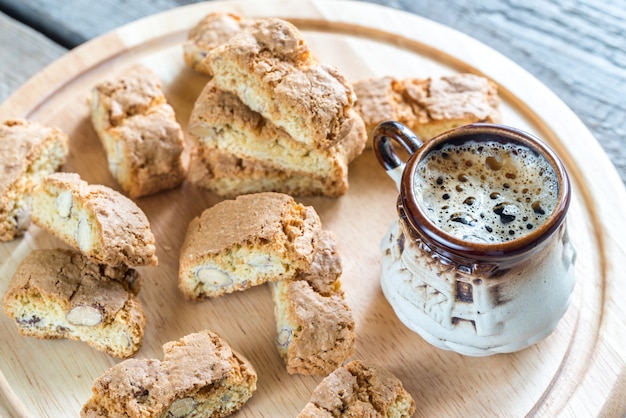 Cantuccini con almendras y taza de café.