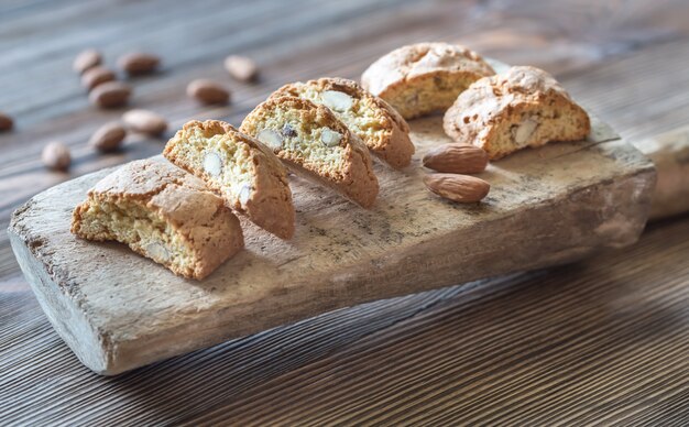 Cantuccini auf dem Holzbrett