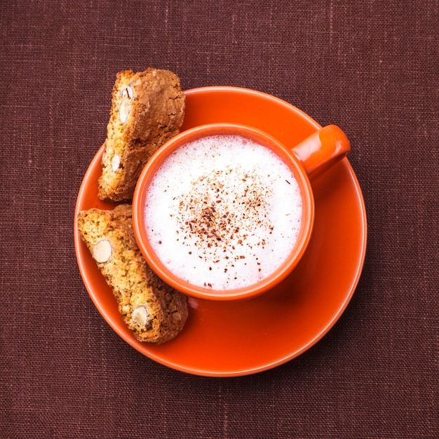 Foto cantuccini - biscoitos de amêndoa típicos com xícara de cappuccino