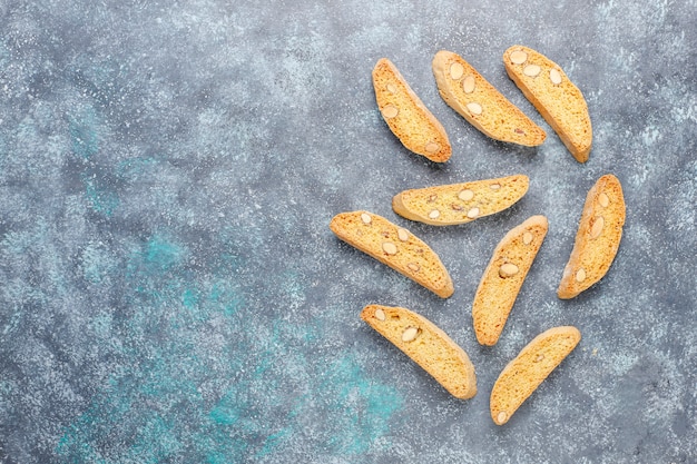 Cantuccini galletas toscanas italianas tradicionales con almendras sobre hormigón gris, vista superior