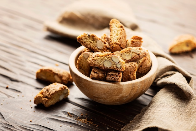 Cantuccini en tazón de madera