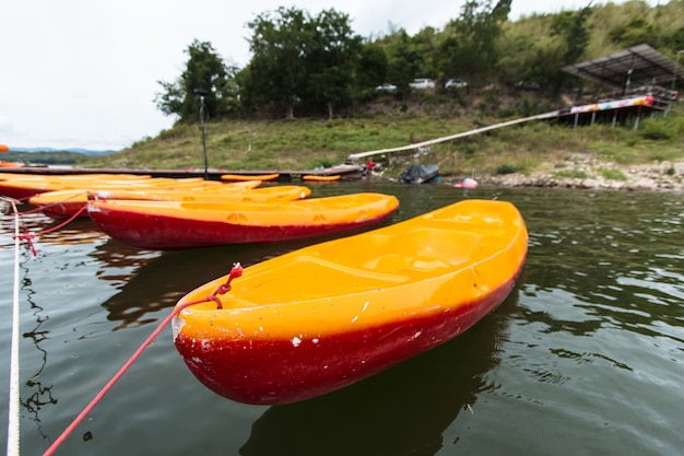 Canu Boat listo para la aventura con lago