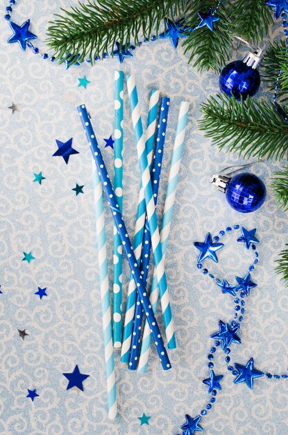 Canudos com design variado na cor azul para festa de Natal ou ano novo.