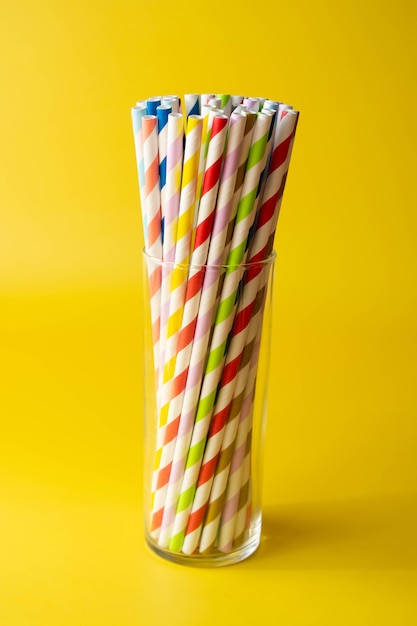 Canudos ecológicos de papel biodegradável. Canudos zero resíduos em fundo amarelo. Copie o espaço para o texto.