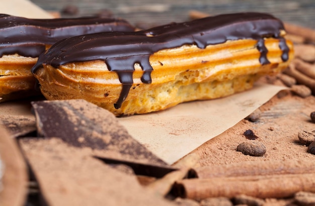 canutillos de pastel de crema pastelera con relleno cremoso y sabor a chocolate, canutillos de crema pastelera cubiertos de chocolate con crema cremosa de chocolate