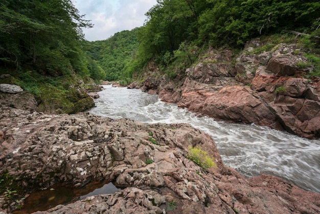 Canyão de granito do rio Belaya Cáucaso Ocidental Khamyshki República da Adygeia Rússia
