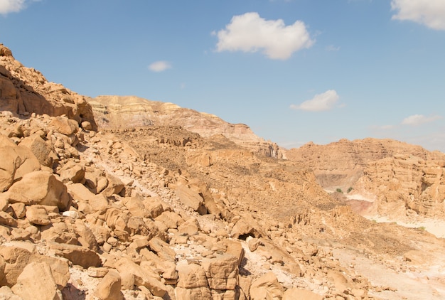 Foto canyon branco com pedras amarelas. egito, deserto, península do sinai, dahab.