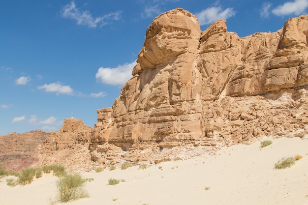 Canyon branco com pedras amarelas. Egito, deserto, Península do Sinai, Dahab.