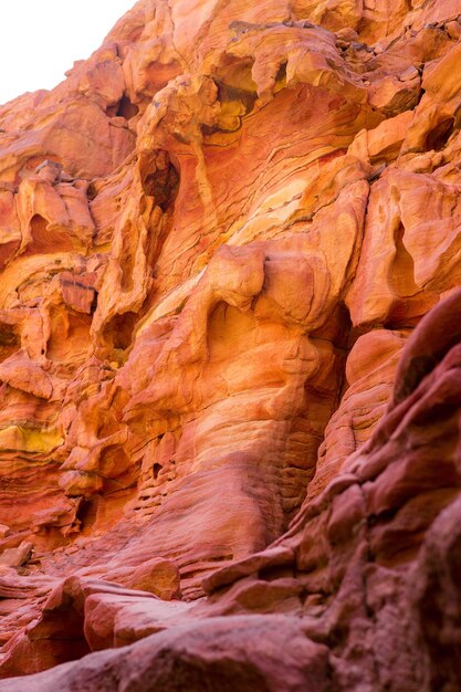 Canyon colorido é uma formação rochosa nas rochas do deserto da península do Egito do Sinai do Sul de fundo de arenito multicolorido