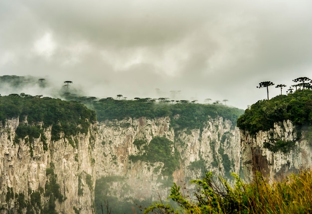 Canyon do itaimbezinho visto de cima em dia com muitas nuvens - brasil.