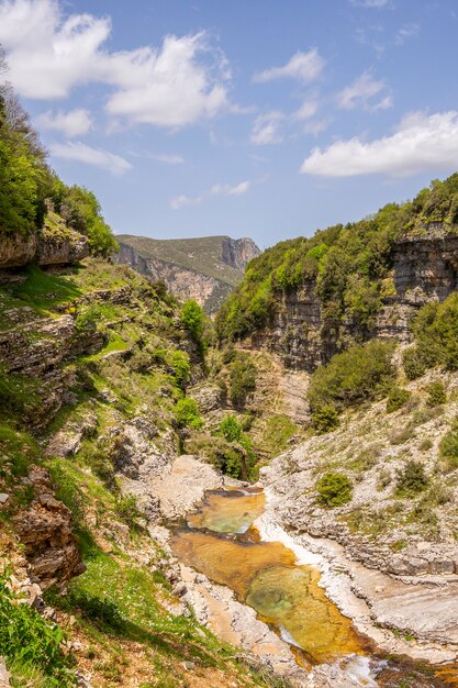 Canyon do rio da montanha na Albânia