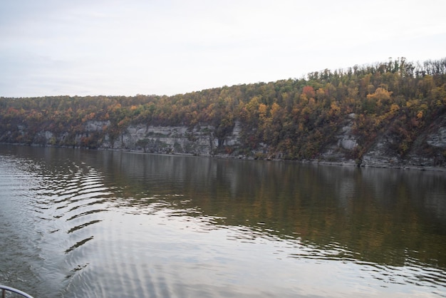 Canyon mit Fluss und Klippe im Herbst