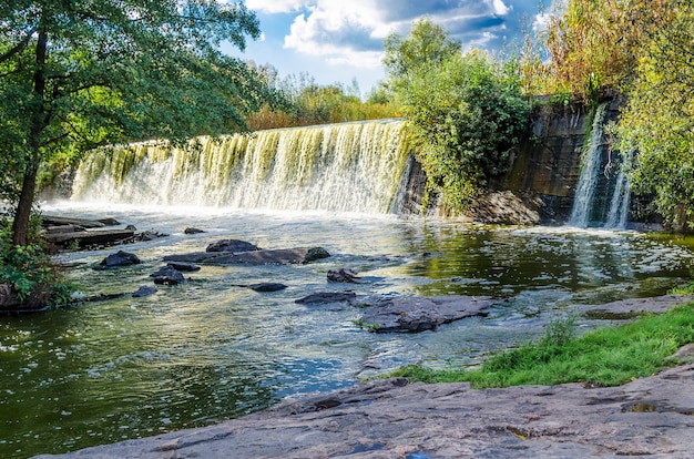 Canyon mit kochendem Wasser am Vorabend des Herbstes