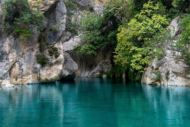 Canyon rochoso natural com água azul clara em Goynuk, Turquia