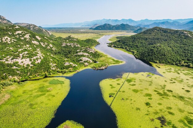 Foto canyon von rijeka crnojevica fluss in der nähe der skadar see küste eine der berühmtesten ansichten von montenegro fluss macht eine wendung zwischen den bergen karuc willage