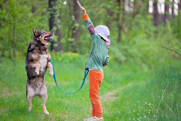 Cão de escola de menina na floresta