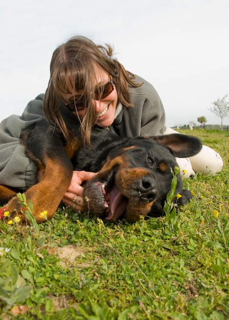 Cão e menina sorridente