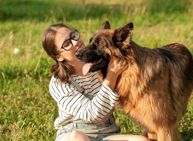 Cão feliz e proprietário curtindo a natureza no parque