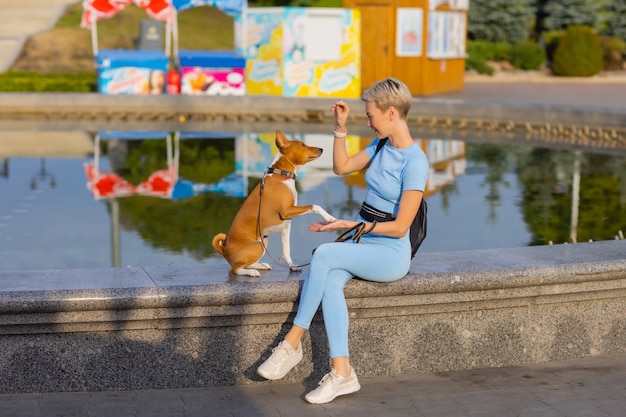 Cão inteligente treinado tirando comida de um humano.