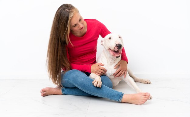 Cão jovem bull terrier sobre fundo isolado