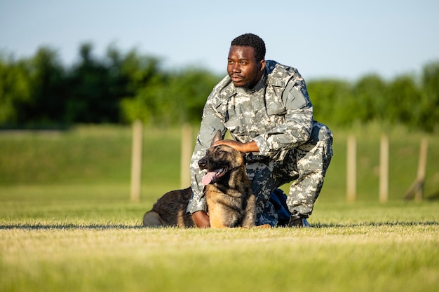 Cão militar e seu comandante aproveitando o tempo livre no campo de treinamento