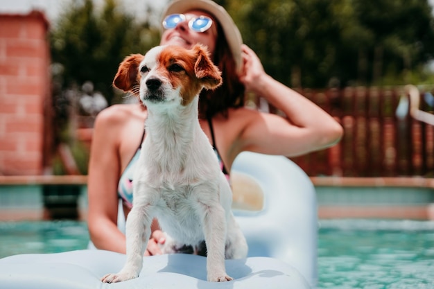 Cão na piscina