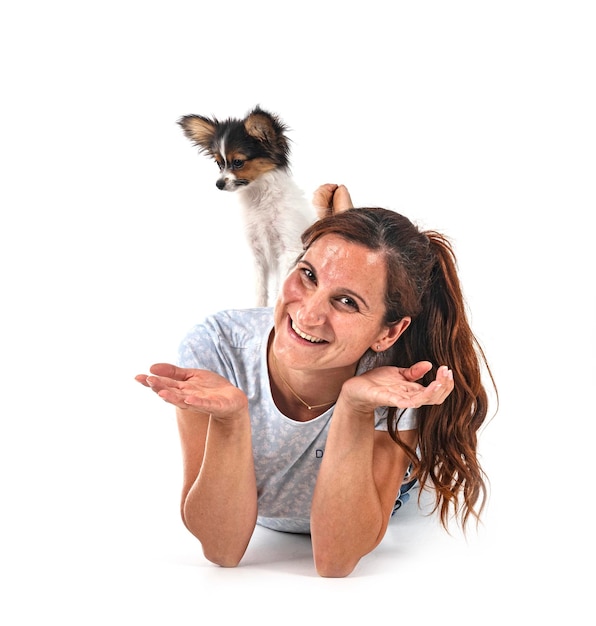 Cão papillon e mulher