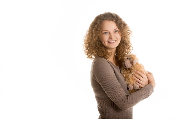 Cão que abraça a mulher de pelúcia