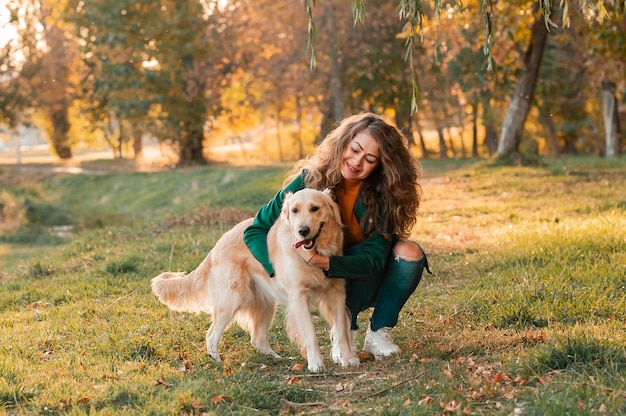 Cão white retriever recebe recompensa por obediência ao ar livre