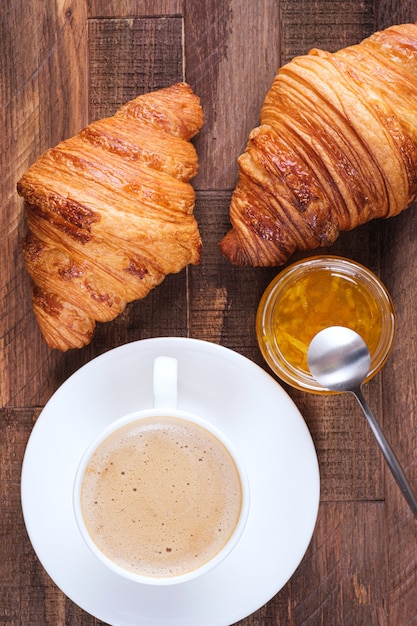 Cap Kaffee Cappuccino und zwei Croissants mit Marmelade