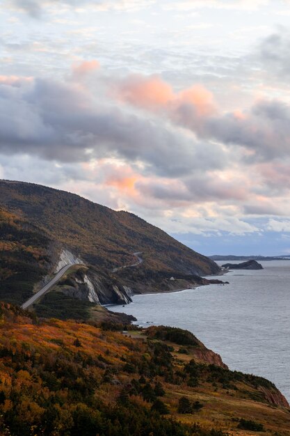 Cap rouge ao pôr do sol ao longo da trilha cabot cape breton highlands parque nacional nova escócia canadá