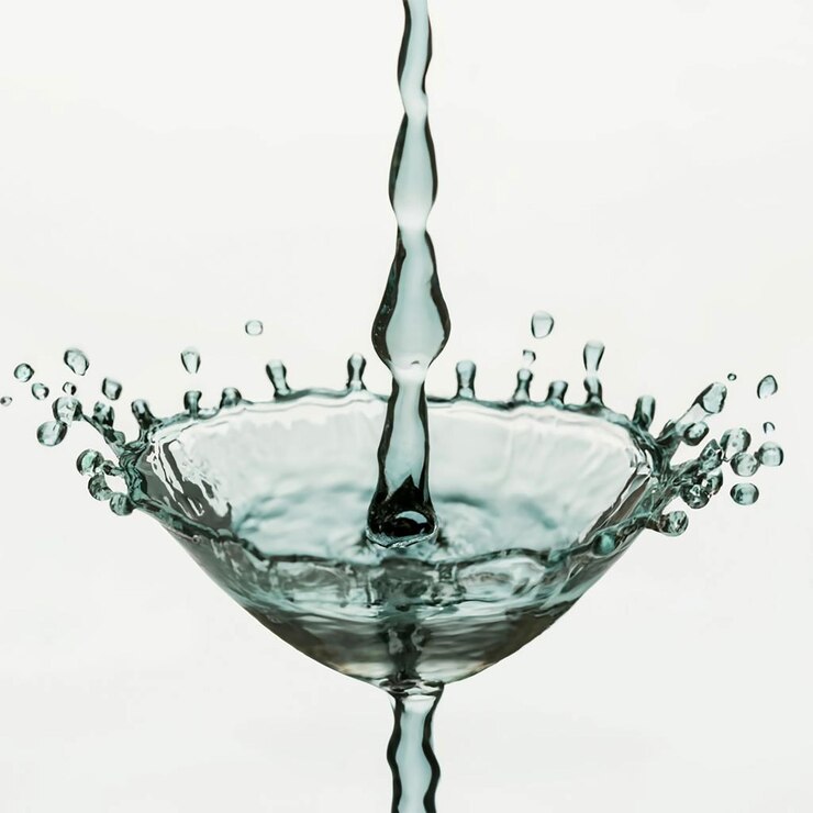capa de agua salpicaduras y gotas de agua aisladas sobre un fondo blanco y negro
